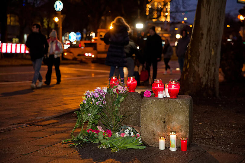 Blumen und Kerzen sind in der Münchner Innenstadt an der Stelle zu sehen, an der ein Auto in einen Demonstrationszug gefahren ist.