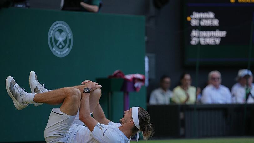Ein Schreckmoment: Zverev stürzte im dritten Satz. Ein Schreckmoment: Zverev stürzte im dritten Satz.