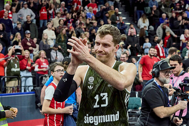 Die Dreier-Eruption des Andreas Obst: Am 22. November 2024 stellt der Bayern-Star mit elf verwandelten Dreiern in einem einzigen Spiel (bei 16 Versuchen) einen bis heute gültigen Euroleague-Rekord auf. Die Dreier-Eruption des Andreas Obst: Am 22. November 2024 stellt der Bayern-Star mit elf verwandelten Dreiern in einem einzigen Spiel (bei 16 Versuchen) einen bis heute gültigen Euroleague-Rekord auf.
