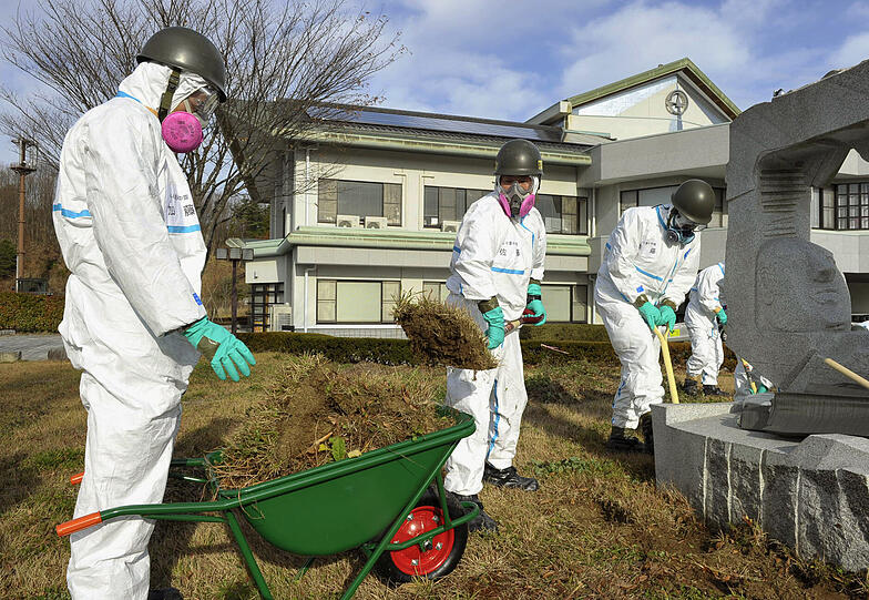 Seit der Katastrophe im Atomkraftwerk Fukushima ist sehr viel verstrahltes Wasser ins Meer geflossen. Foto: Japan Defense Ministry/Archiv