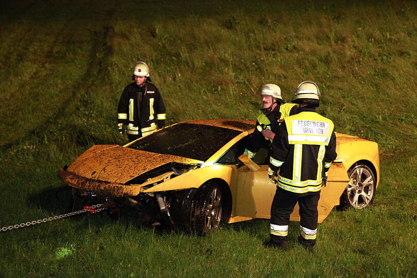 Auf regennasser Fahrbahn ist am Dienstagabend ein Münchner mit seinem Lamborghini von der Straße abgekommen und schwer verunglückt. Die Ursache war vermutlich überhöhte Geschwindigkeit. Der Fahrer musste schwer verletzt ins Krankenhaus eingeliefert werden. Die  Bilder von der Unfallstelle.
