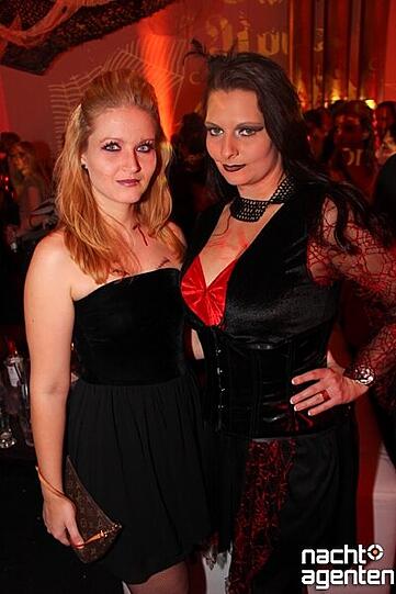 Rococo Halloween Clubbing im 8 Seasons. Mehr Bilder unter: www.nachtagenten.de.