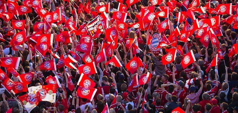 So sehen Sieger aus! Ausgelassen feiern die Bayern-Stars die früheste Meisterschaft der Geschichte. Die Bilder vom Marienplatz