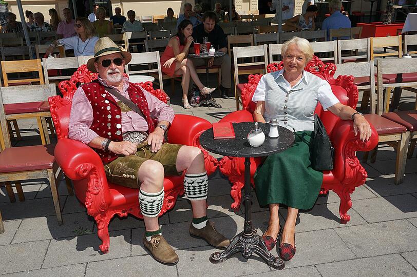 Rentner Peter (73) und Brigitte Bellm (71): &bdquo;Das Tambosi ist eine Institution und muss uns erhalten bleiben. Da muss man eine Petition an Oberbürgermeister Dieter Reiter und an die Stadt auf die Beine stellen. Wir haben die Residenz ganz in der Nähe, es wäre ein riesiger Stilbruch, wenn man das Tambosi mit der beachtlichen Tradition schließen würde.&ldquo;