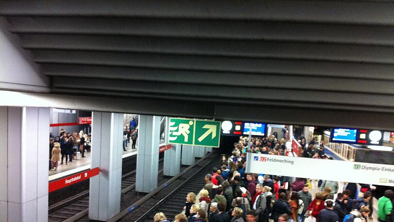 So voll ist der Bahnsteig am Hauptbahnhof am Montagmorgen. So voll ist der Bahnsteig am Hauptbahnhof am Montagmorgen.