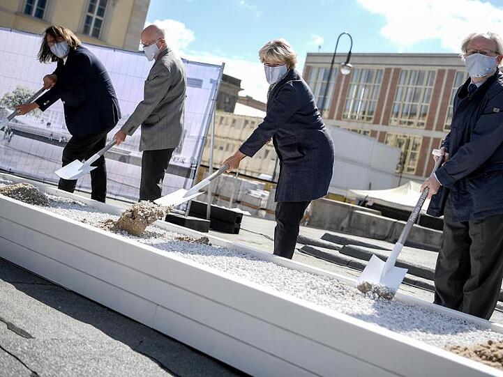 Johannes Milla (l-r), Norbert Lammert, Monika Grütters und Wolfgang Thierse beim Spatenstich für den Bau des Freiheits- und Einheitsdenkmals.
