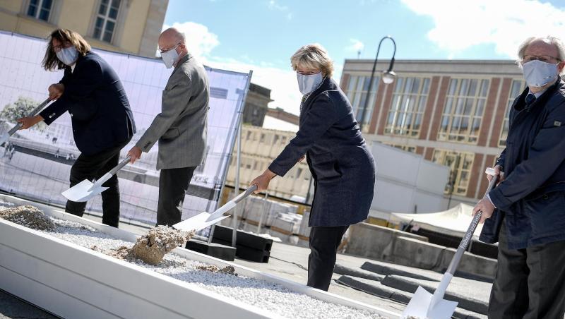 Johannes Milla (l-r), Norbert Lammert, Monika Grütters und Wolfgang Thierse beim Spatenstich für den Bau des Freiheits- und Einheitsdenkmals. Johannes Milla (l-r), Norbert Lammert, Monika Grütters und Wolfgang Thierse beim Spatenstich für den Bau des Freiheits- und Einheitsdenkmals.