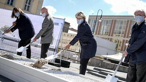 Johannes Milla (l-r), Norbert Lammert, Monika Grütters und Wolfgang Thierse beim Spatenstich für den Bau des Freiheits- und Einheitsdenkmals.