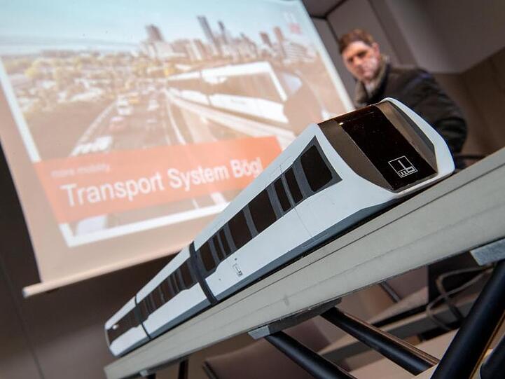 Das Modell einer zukünftigen Magnetschwebebahn steht in einem Konferenzraum eines Hotels am Flughafen München.