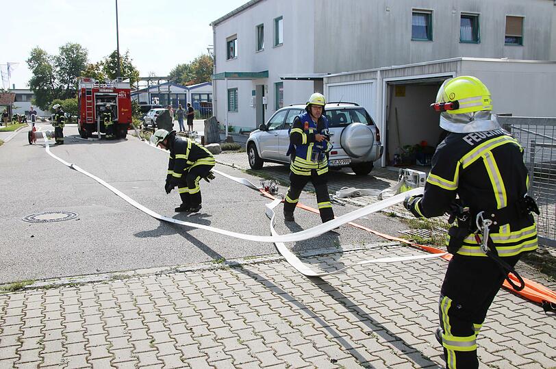 Als die Einsatzkräfte der Feuerwehr eintrafen, griffen die Flammen des brennenden Anbaus schon auf das Wohnhaus mit einem Farben- und Lackhandel über.