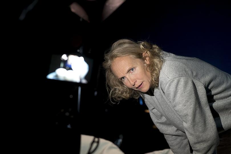 Die Schauspielerin Juliane Köhler in der Live-Cam-Performance "Niemand wartet auf dich" im Marstall.