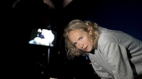 Die Schauspielerin Juliane Köhler in der Live-Cam-Performance "Niemand wartet auf dich" im Marstall.