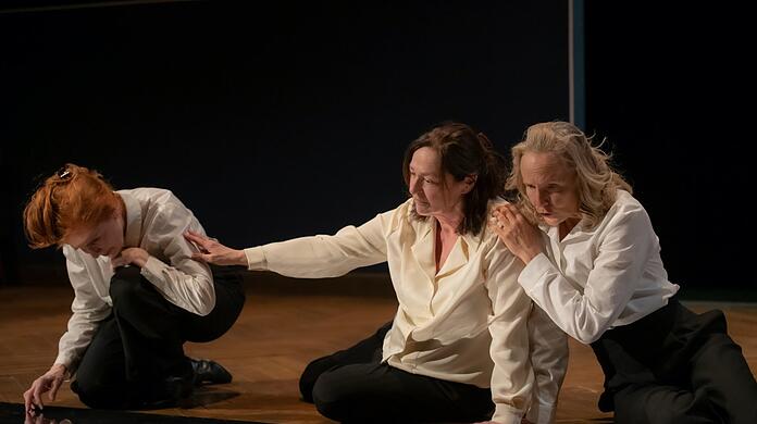 Sibylle Canonica (links), Charlotte Schwab und Juliane Köhler spielen die "Erinnerung eines Mädchens" an das Jahr 1958.