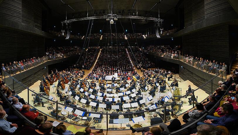 Die Münchner Philharmoniker unter Leitung von Kent Nagano während der Aufführung der Turangalîla-Sinfonie von Olivier Messiaen für Klavier, Ondes Martenot und großes Orchester. Die Münchner Philharmoniker unter Leitung von Kent Nagano während der Aufführung der Turangalîla-Sinfonie von Olivier Messiaen für Klavier, Ondes Martenot und großes Orchester.