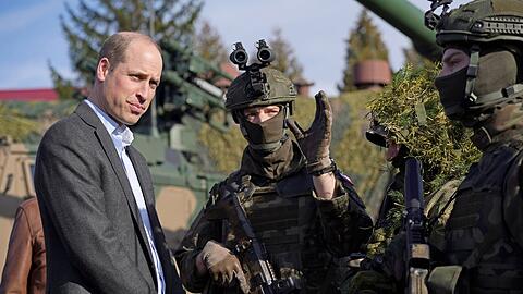 Prince William trifft Mitglieder des polnischen Militärs in Rzeszow.