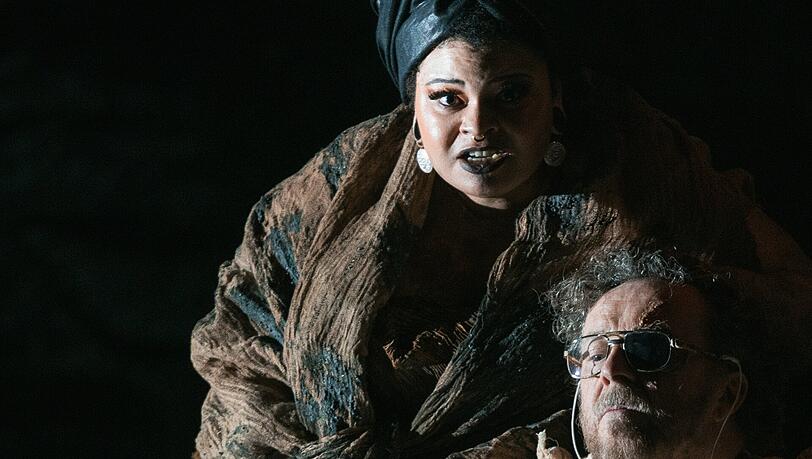 Christian Gerhaher (Wotan) mit Jasmin White (Erda)