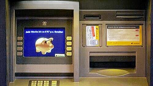 Nicht immer spuckt er Geld aus - ein ec-Automat. Nicht immer spuckt er Geld aus - ein ec-Automat.