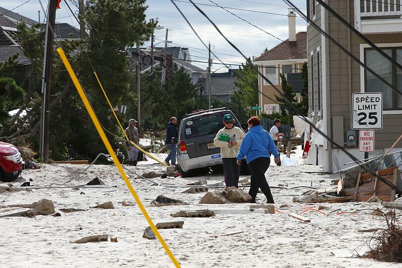 Nach Wirbelsturm &bdquo;Sandy&ldquo; gelten in New York sämtliche Ausnahme-Regelungen. Der Sturm ist zwar weitergezogen, doch Alltag herrscht noch lange nicht. Zu groß sind die Schäden. Die Bilder