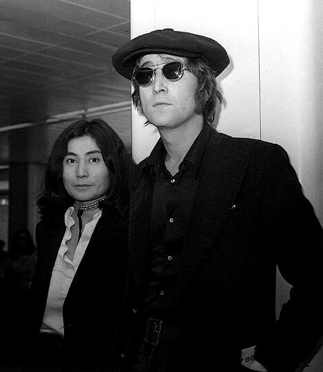 JOHN LENNON: Klein und rund, so mochte der Ex-Beatles-Star seine Brillengläser. Die Männer, die sie heute noch als Sonnenbrille mögen, sind oft jenseits der 40 und tragen die Haare lang. Botschaft: Ich bin ein Hippie, ich bin ein Freigeist, ich könnte gern Gitarre spielen. Inzwischen werden Hipster gesichtet, die ihnen nacheifern.