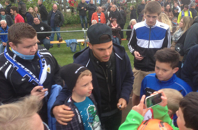 Kevin Volland ist auch zum Abschiedsspiel von Benny Lauth gekommen, allerdings als Zuschauer und wird von den Fans umringt.