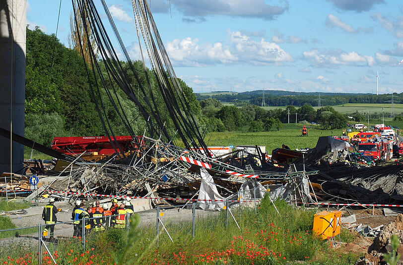 Schlimmer Unfall auf einer Baustelle unter einer Brücke der A7: Mindestens ein Bauarbeiter ist tödlich verunglückt.