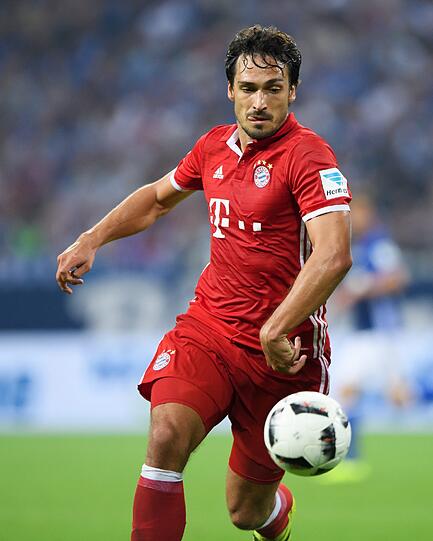 Mats Hummels Note 4: Als Ex-Dortmunder den Hass der Schalke-Fans gewohnt, sah Gelb nach 17 Minuten. Musste sich fortan in den Zweikämpfen zurückhalten, seine Attacke gegen Konoplyanka war jedoch kein Elfer. Bekam es später mit Embolo zu tun.