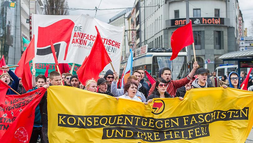 Tausende Demonstranten haben vor dem Start des NSU-Prozesses in München an das Schicksal der Opfer erinnert. Sie verlangten einen konsequenten Kampf gegen die braune Gefahr. Die Bilder!