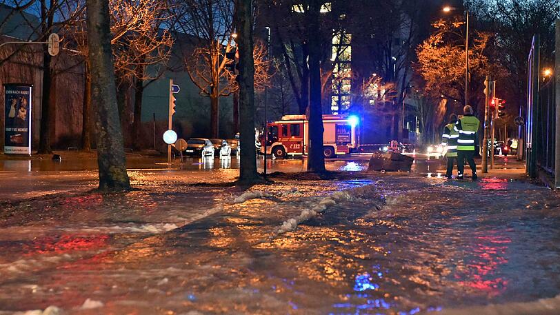 Land unter auf der Schäftlarnstraße: Nach einem Wasserrohrbruch sind mehrere Hundert Meter Straße überflutet, Teile von Geh- und Radweg drückte es teils einen halben Meter in die Höhe.