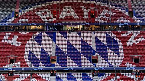 Leere Plätze bilden in der Allianz Arena das Logo des FC Bayern München. Foto: Matthias Balk/Archivbild