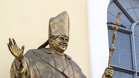 Eine Statue des emeritierten Papstes Benedikt XVI. am Kapellenplatz im Zentrum von Altötting.