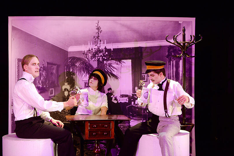 Schnell gedreht, und schon sitzten die Burschenschaftler beim grotesken Sauf-Ritual. Hier stoßen Johannes Schön, Franziska Maria Pößl und Jan Walter (von links) an.