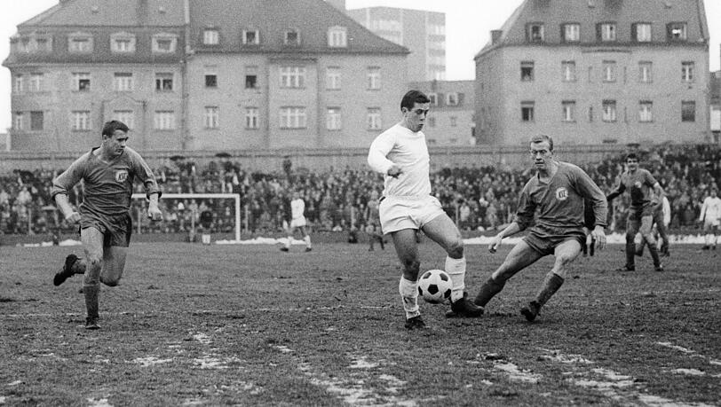 Fredi Hei&szlig; am Ball im Sechzgerstadion bei einem Spiel gegen den KSC im Jahr 1965.