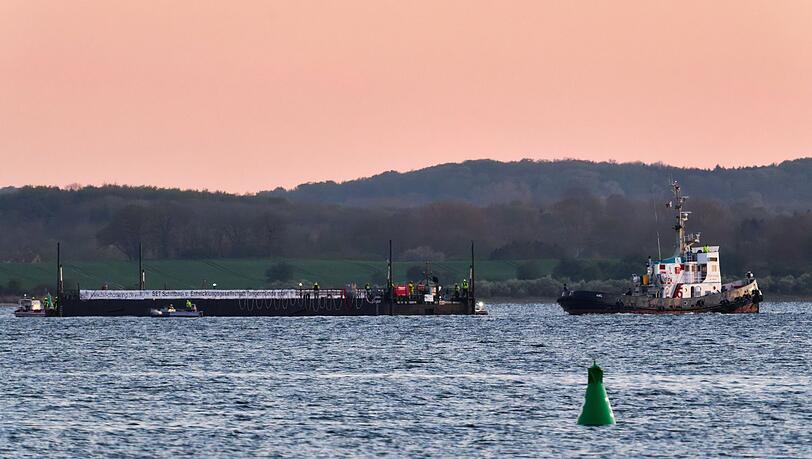 Mit dem Wal in der Barge nahm der Schleppverband Kurs auf die Nordsee
