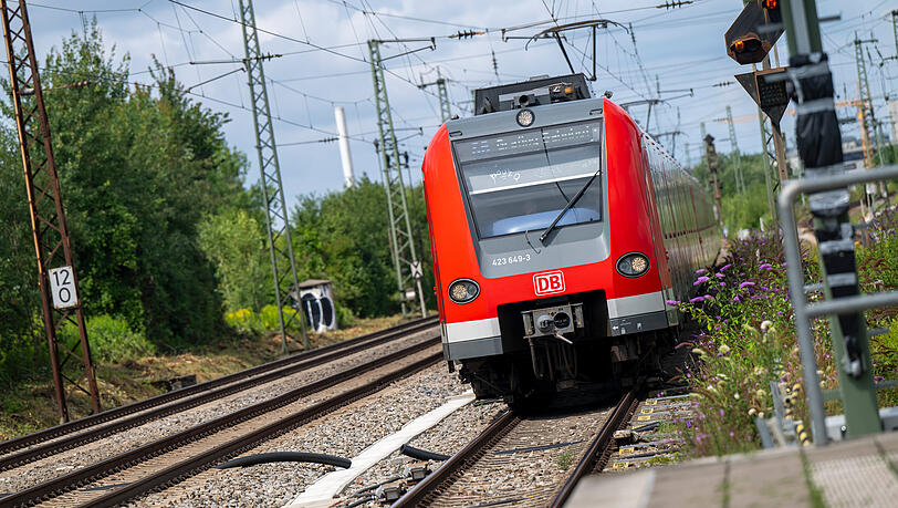 Eine S-Bahn fährt in den Bahnhof Berg am Laim ein. Eine S-Bahn fährt in den Bahnhof Berg am Laim ein.