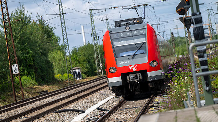 Eine S-Bahn f&auml;hrt in den Bahnhof Berg am Laim ein.