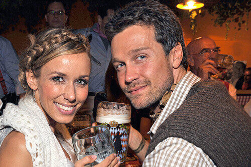 Moderatorin Annemarie Warnkross und Schauspieler Wayne Carpendale prosten sich zu.