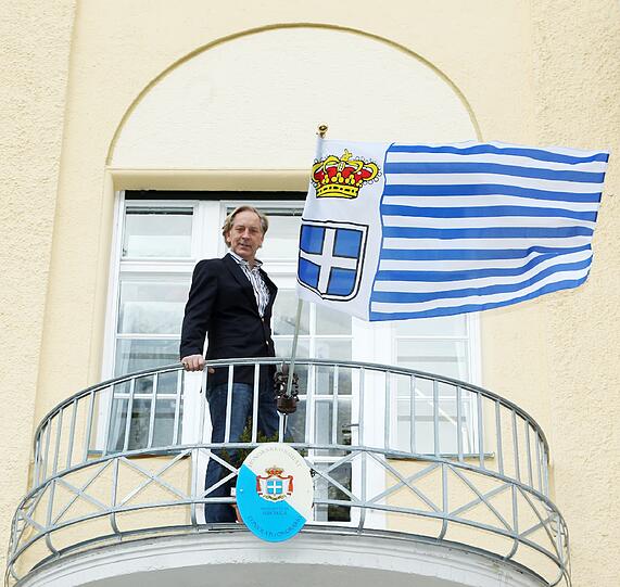 Der neue Konsul Seborgas: Der Münchner Bernd Lesoine (51) auf dem Balkon des Konsulats in der Cuvilliésstraße. Foto: Schramek