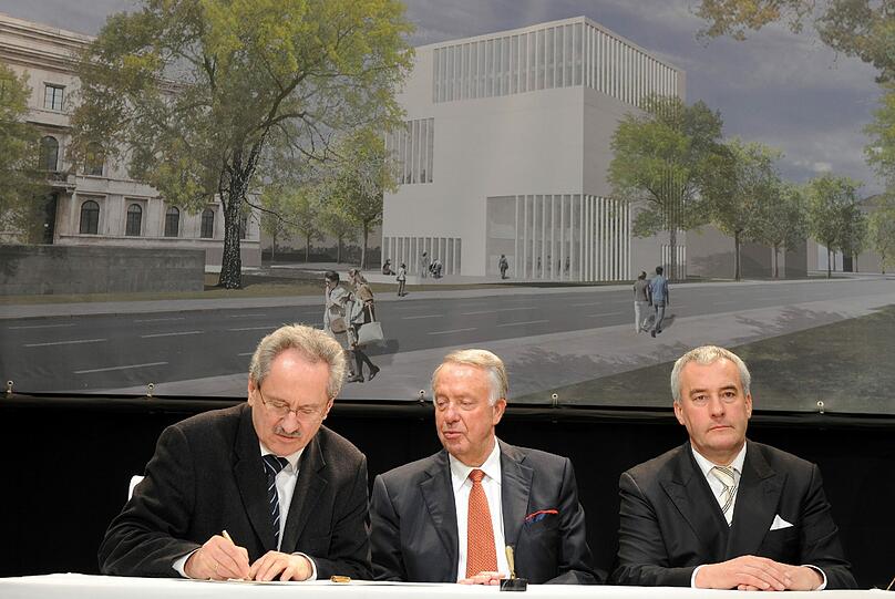 Stadt, Land und Bund gemeinsam: Münchens Oberbürgermeister Christian Ude (SPD), Kulturstaatsminister Bernd Naumann (CDU) und der bayerische Kultusminister Ludwig Spaenle (CSU) unterzeichnen die Grundsteinurkunde.