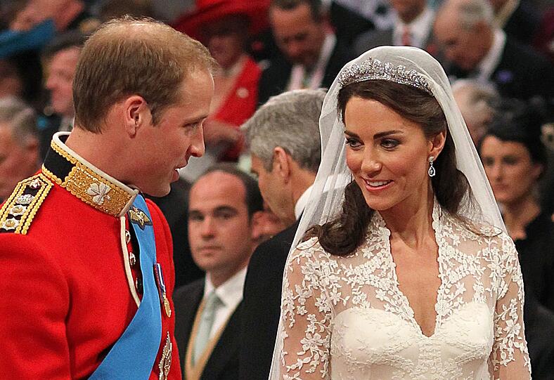 William und Kate tauschen bei der Zeremonie Bicke aus.