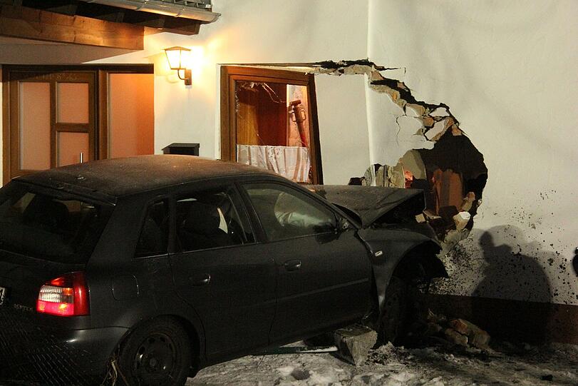 Spektakulärer Unfall: Ein 19-Jähriger ist mit seinem Auto ins Wohnzimmer eines Hauses gerast. Die Bilder