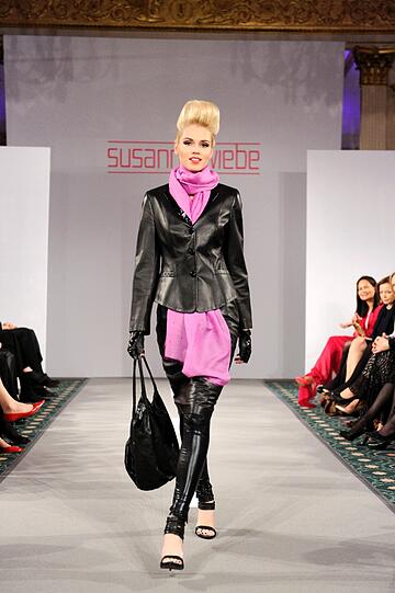 Ein Model auf der Susanne Wiebe Munich Fashion Show Bayerischen Hof.