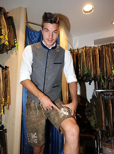 Neues Oktoberfest-Outfit: Die Mannschaft des TSV 1860 bei der Wiesn-Einkleidung beim Trachten-Angermaier.