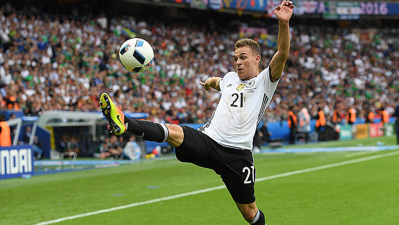 Joshua Kimmich überzeugte bei seinem EM-Debüt. Erlobte das Team, kritisierte aber auch. Joshua Kimmich überzeugte bei seinem EM-Debüt. Erlobte das Team, kritisierte aber auch.