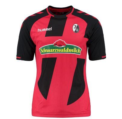 Liga-Neuling aus Freiburg setzt im heimischen Stadion auf rote Jerseys mit zwei schwarzen Diagonalstreifen und schwarzen Ärmeln.