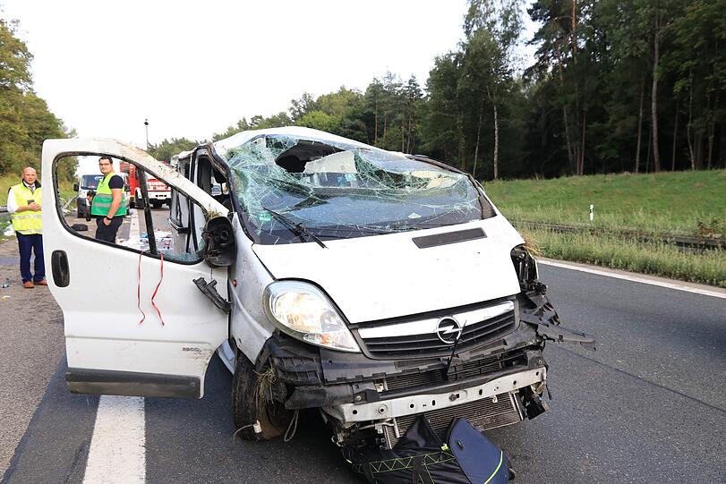 Tragisches Ende einer Heimreise für eine Reisegruppe aus den Niederlanden: Ein 19-Jähriger stirbt, Schaulustige halten die Szenen mit ihren Smartphones fest. Die Polizei greift ein.