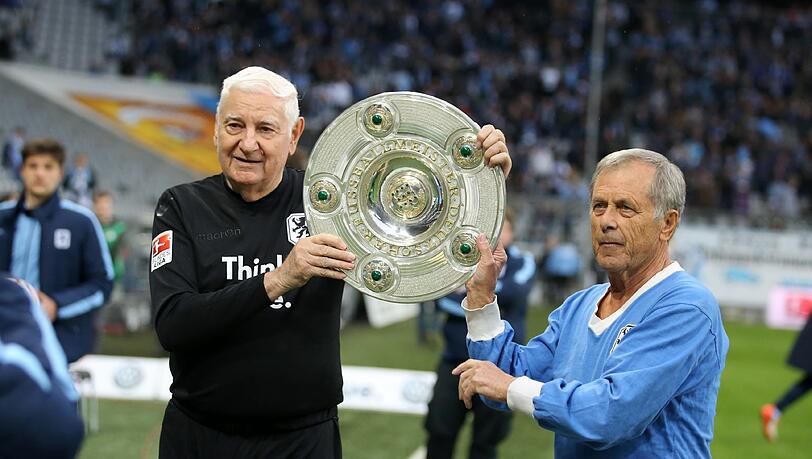 1966 mit den Legenden Radi Radenkovic (l.) und Fredi Heiß (r.) Deutscher Meister, zuletzt aber von Niederlagen und dem doppelten Abstieg geplagt: Der TSV 1860 befindet sich derzeit in den Niederungen der Regionalliga.