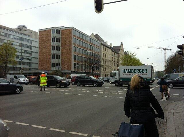 Statt grünes Licht gab's am Montagmorgen an der Kreuzung Handzeichen von zwei Verkehrspolizisten in gelben Westen.