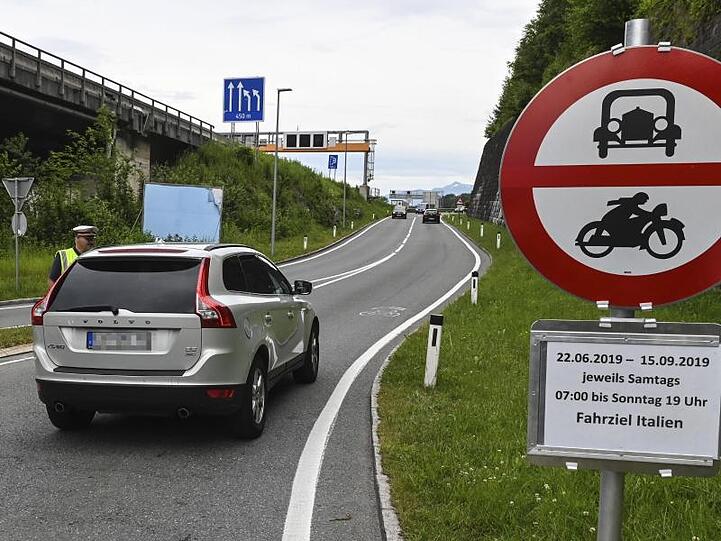Ein Auto wird von einem Beamten bei einer Autobahnauffahrt nahe Innsbruck angehalten. Das Bundesverkehrsministerium bereitet eine Klage gegen Österreich vor.