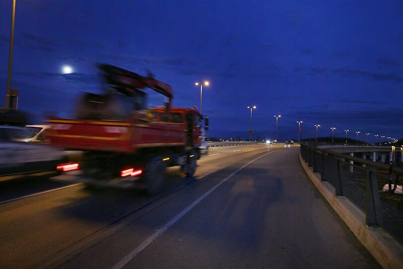 Rasant unterwegs. Klar, die Arbeit auf der Baustelle muss weitergehen.