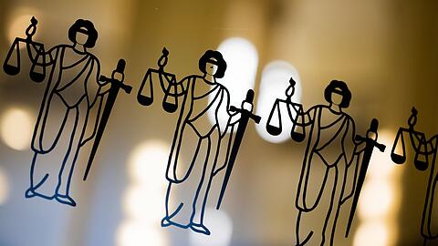 Die Justitia ist an einer Scheibe am Eingang zum Oberlandesgericht zu sehen. (Symbolbild)